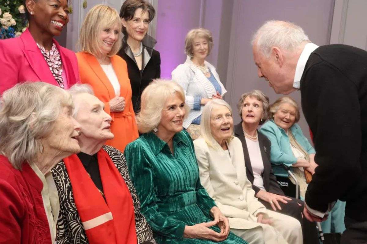 La reina Camilla Parker se une a una docena de actrices para celebrar Shakespeare