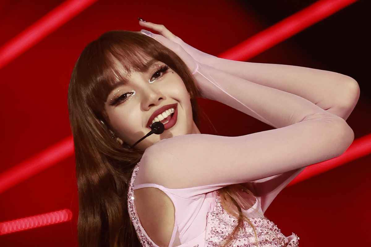 Lisa de BLACKPINK protagoniza la primera novela francesa que profundiza en el mundo del KPop