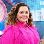 Melissa McCarthy revela su drástica transformación de perdida de peso con un vestido ceñido