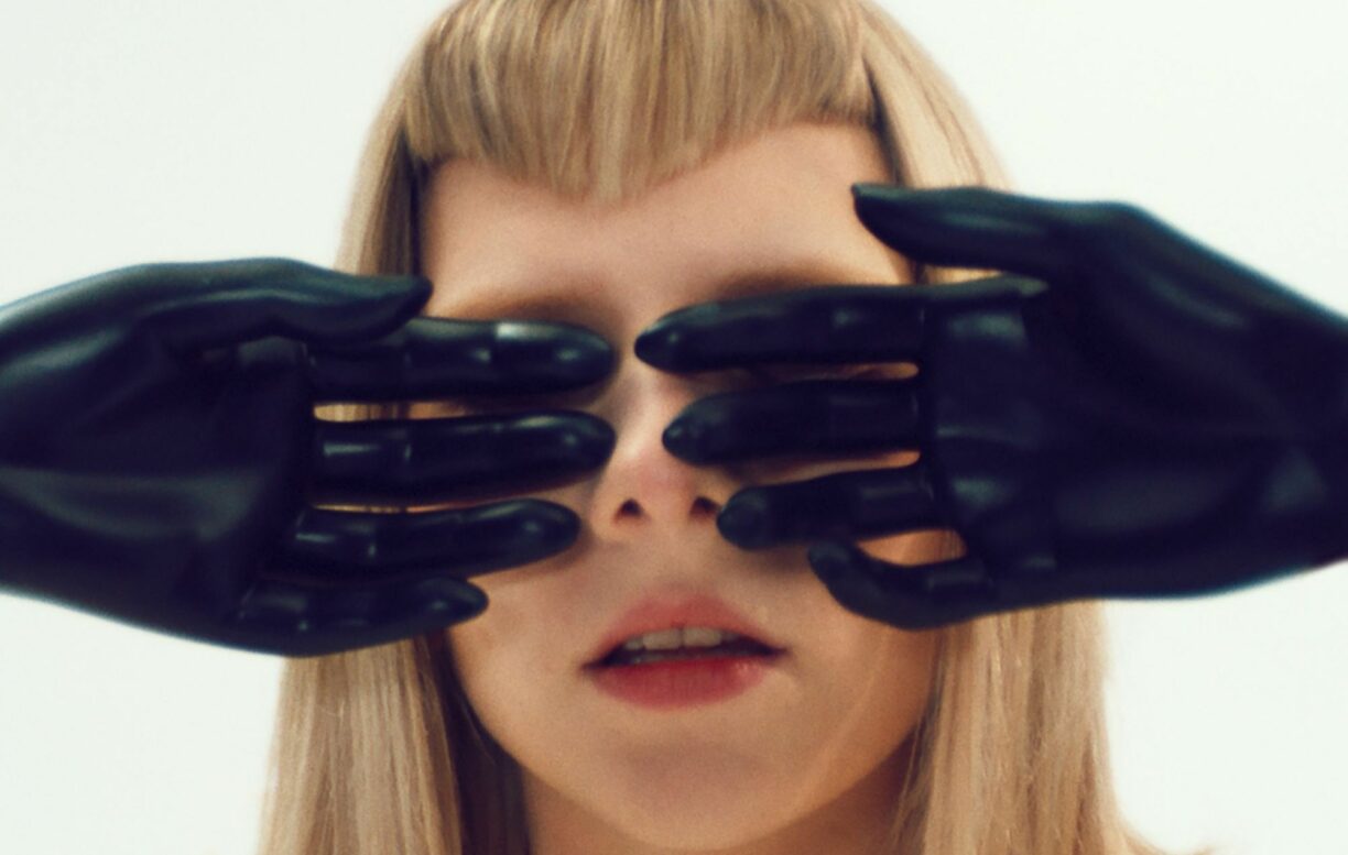 AURORA lanza "Some Type Of Skin" su nuevo sencillo