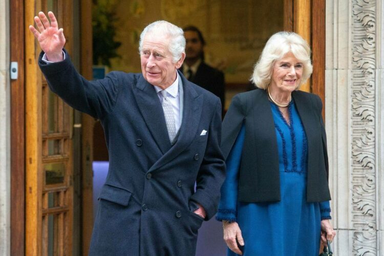 El rey Carlos III asiste al servicio de Pascua conmemorando su primera salida pública en medio de la lucha contra el cáncer