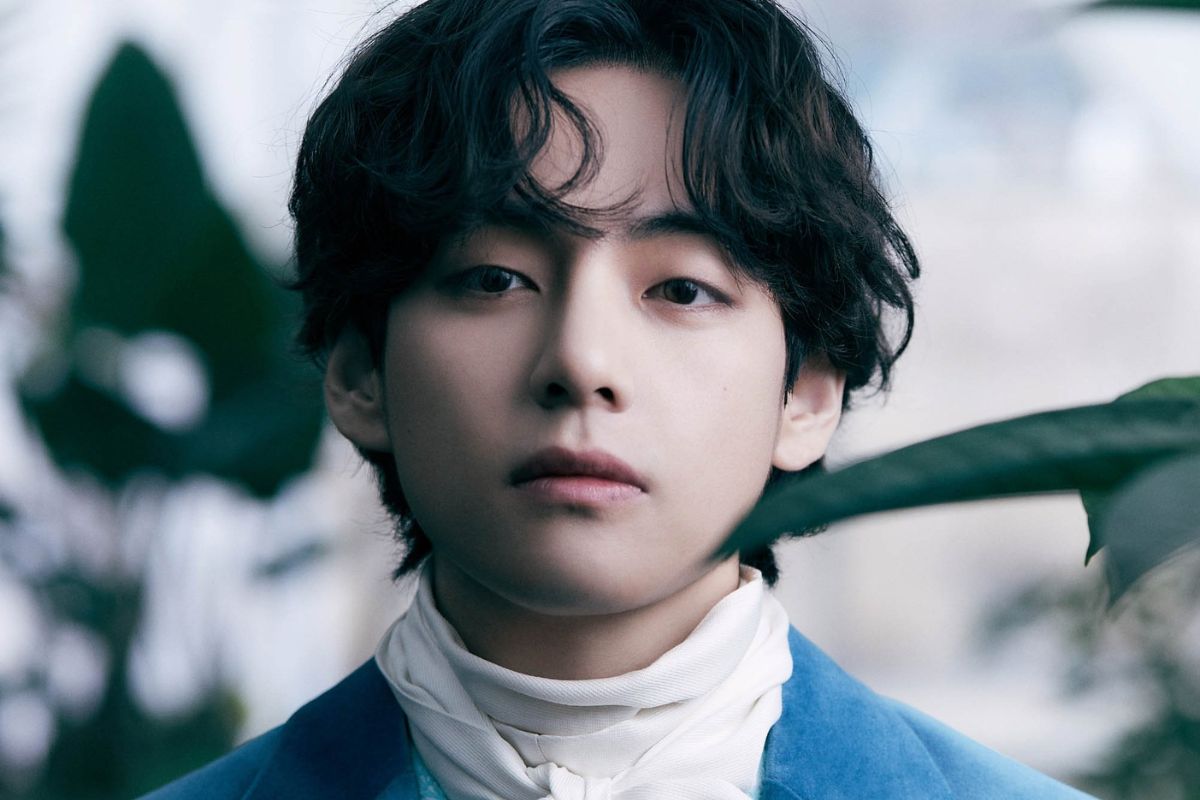 V de BTS es captado en un evento público usando su uniforme militar