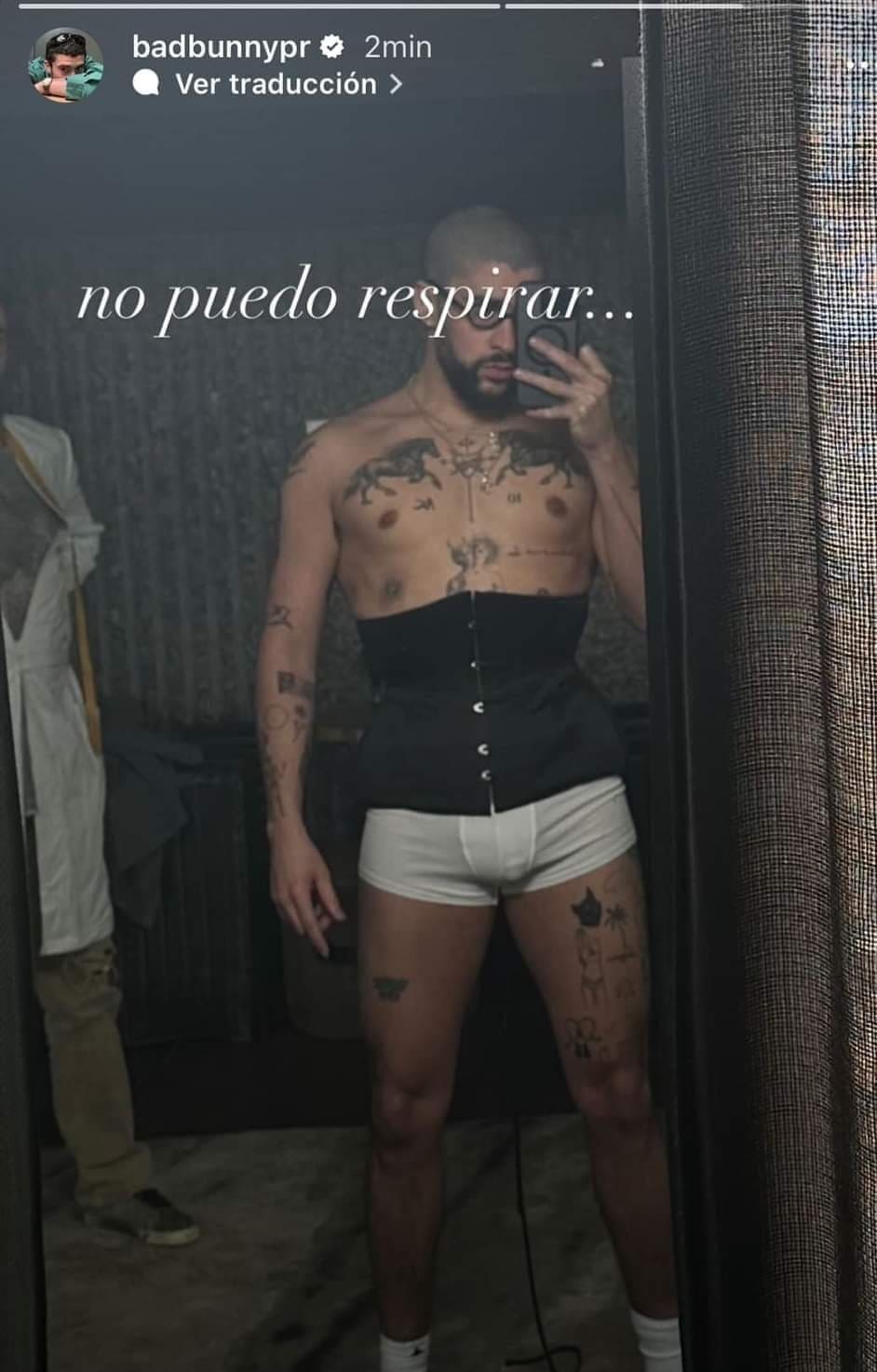 Bad Bunny se coloca faja femenina para moldear su cintura
