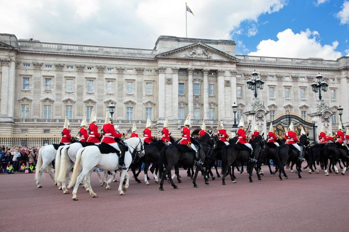 Caballos militares se salieron de control en Londres y causaron estragos cerca del Palacio de Buckingham