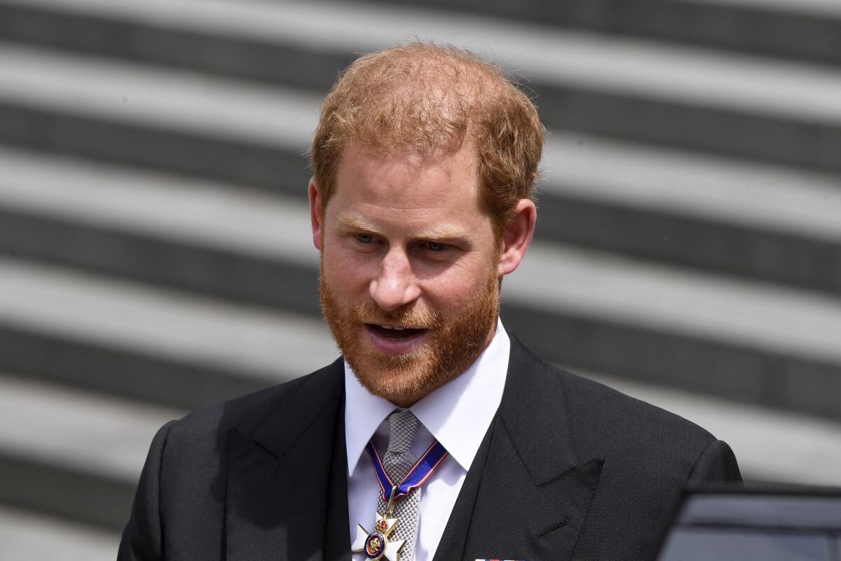 El príncipe Harry "quemó sus vínculos" con la familia real al renunciar a la residencia británica, afirma experto real
