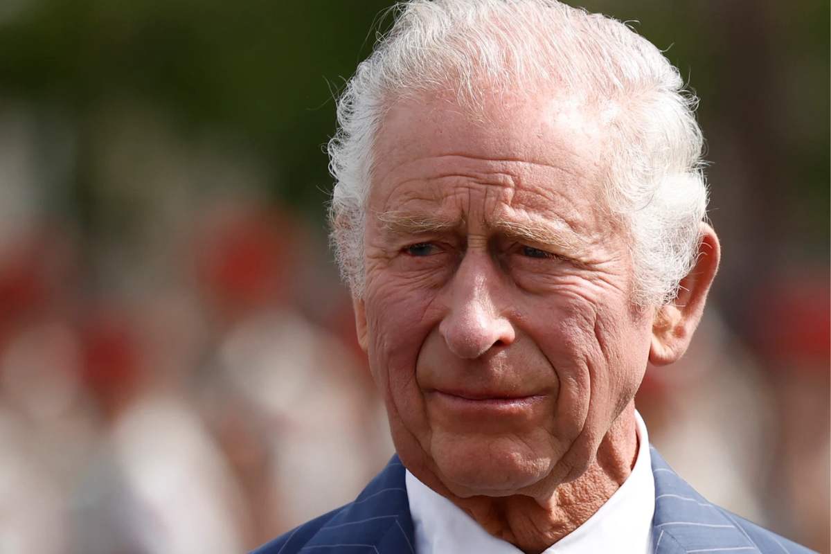 El rey Carlos III es criticado por el insignificante salario que le estaría pagando a un limpiador