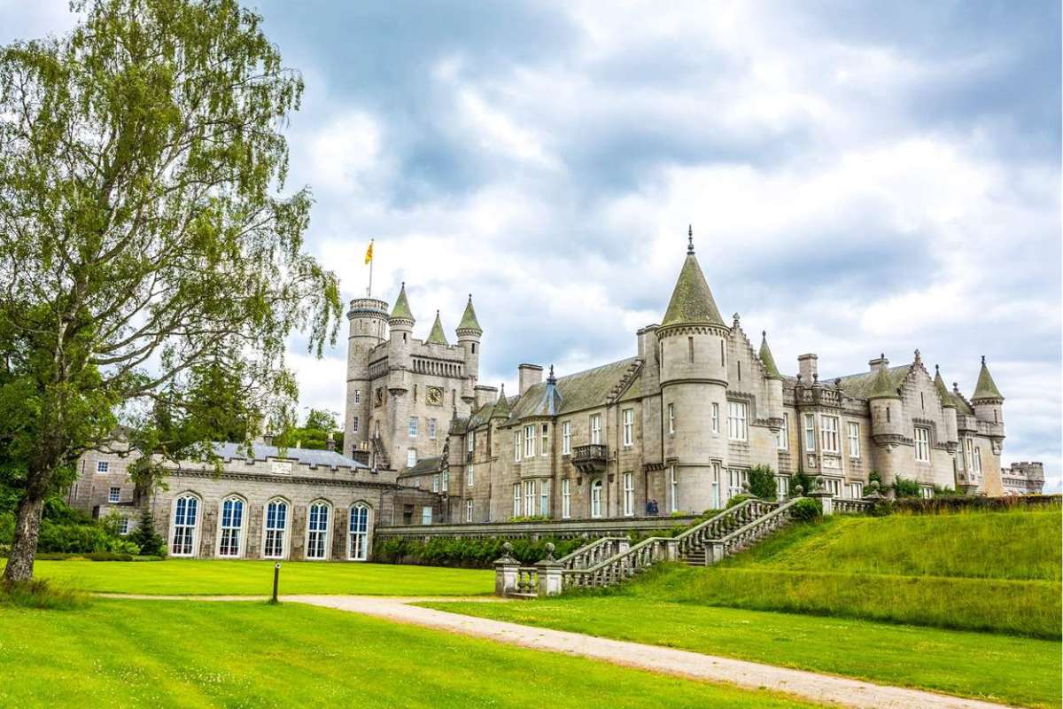 El rey Carlos III hizo colapsar el sitio web real al hacer un anuncio sobre la reina Isabel II