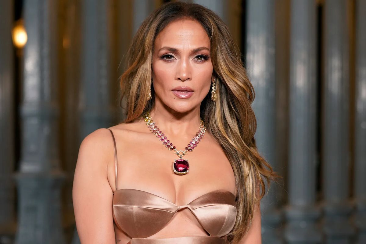 Jennifer Lopez no deja los baggy jeans en este cambio de temporada