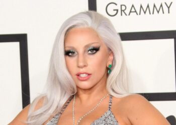 Lady Gaga es vista con lo que parece ser un anillo de enormes diamantes y provoca rumores de compromiso
