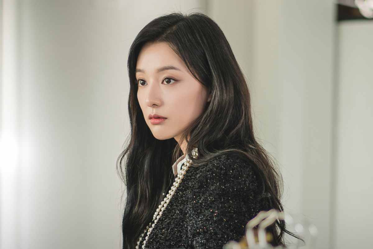 Los internautas critican a Kim Ji Won por crear una empresa de papel para obtener beneficios