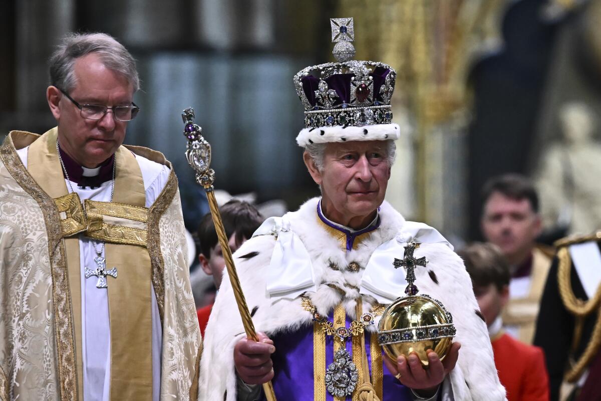 Aniversario de la coronación del rey Carlos III se celebra con armas ceremoniales en todo Londres