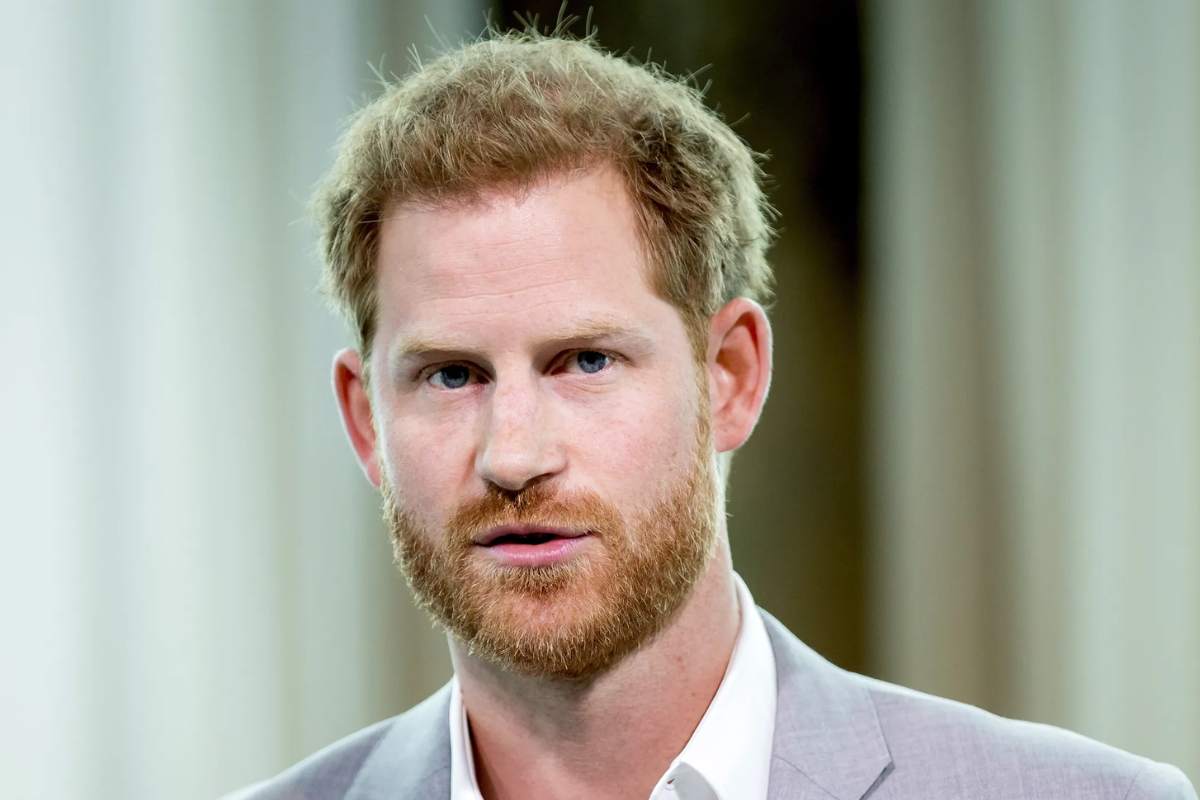 El príncipe Harry es criticado por comportarse como un miembro real a pesar de perder sus títulos