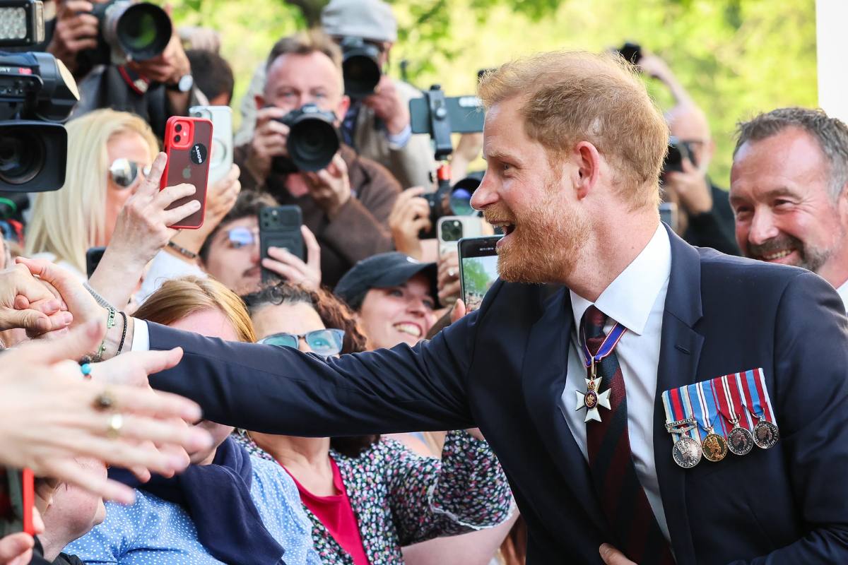 El príncipe Harry brilla por cuenta propia en Londres tras el fracaso de su reunión con el rey Carlos