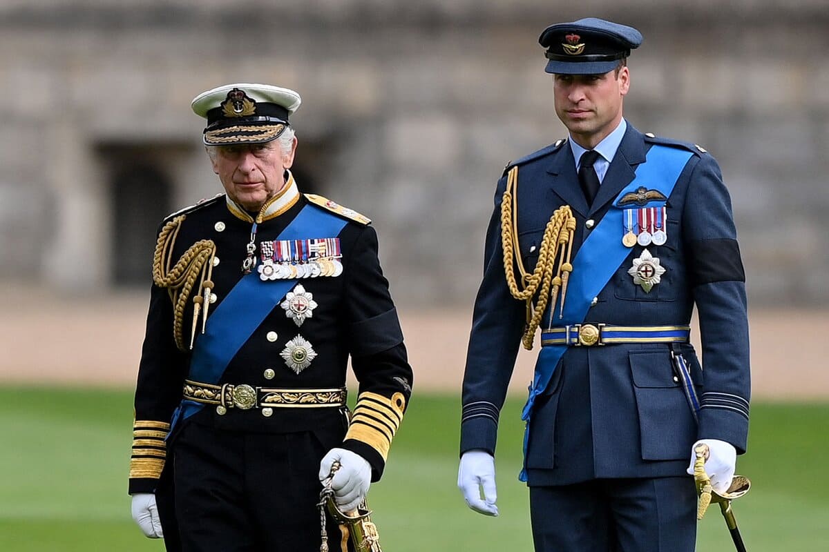 El príncipe William estaría preocupado por el rey Carlos III, afirma la prensa británica