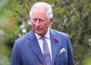 El rey Carlos III no tiene intenciones de abdicar al trono, afirmar corresponsal real