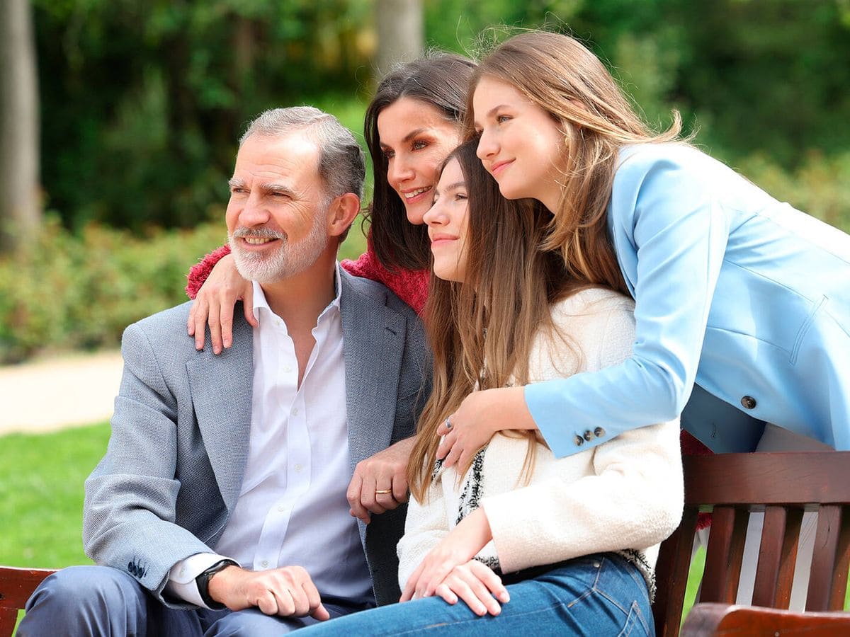 El misterio del labial de la princesa Leonor y la infanta Sofía en la sesión de fotos por los 20 años de la boda de Felipe VI y Letizia