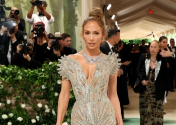 Jennifer Lopez brilla en la Met Gala con la extraña ausencia de su esposo, Ben Affleck
