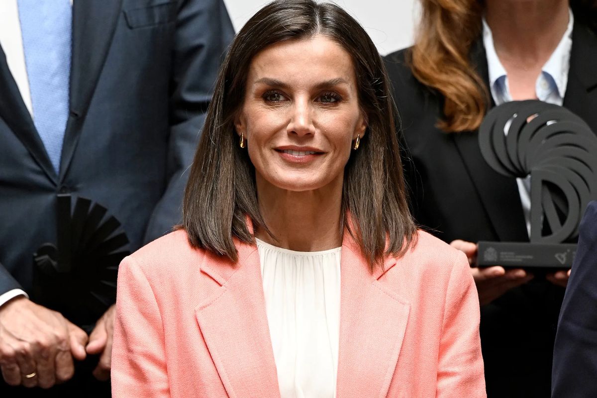 La reina Letizia elige un hermoso blazer para el aniversario de la Policía Nacional española