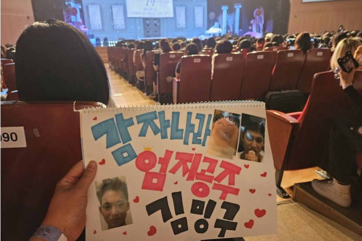 Mingyu de SEVENTEEN se vuelve viral por su reacción ante un cartel "irrespetuoso" en un evento de fans