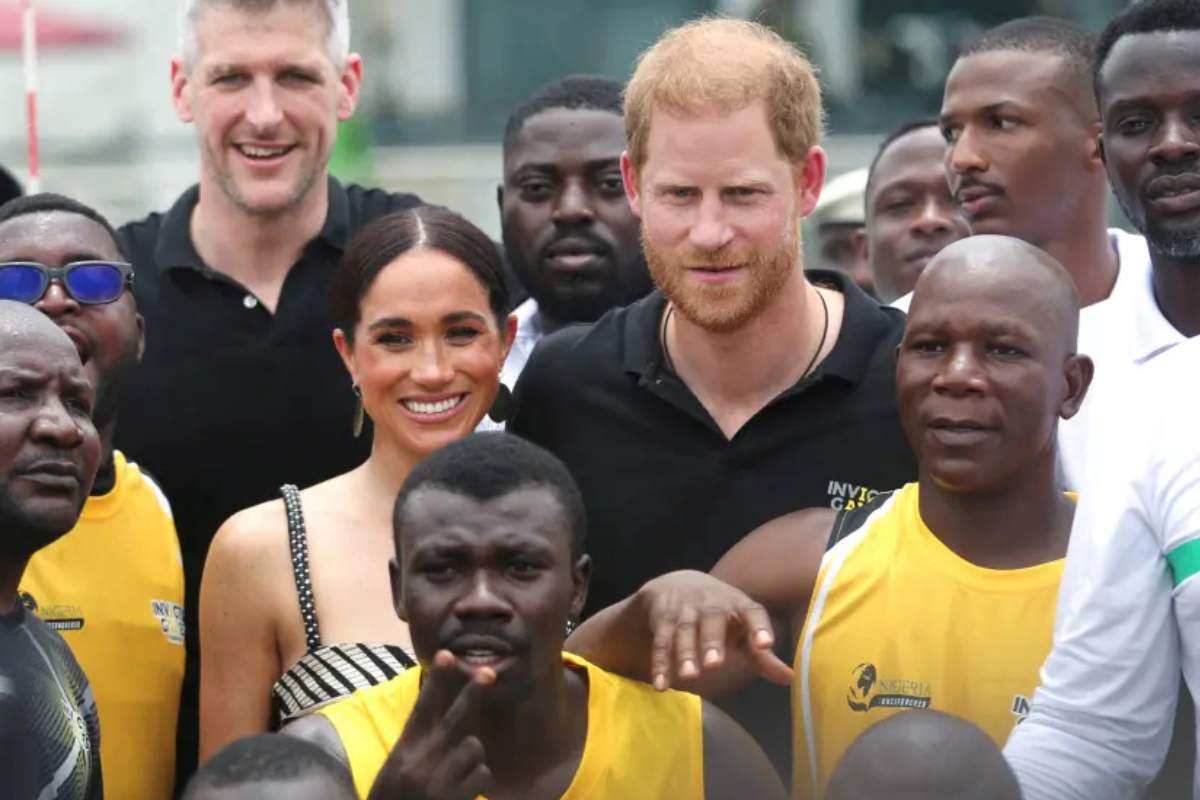 El príncipe Harry es criticado por comportarse como un miembro real a pesar de perder sus títulos