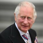 Rey Carlos III Se revela el supuesto motivo del porque el retrato del monarca es color rojo