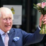 Segun expertos en lenguaje corporal, el rey Carlos III está más que emocionado y feliz por regresar a sus labores