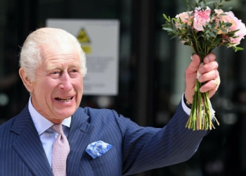 Segun expertos en lenguaje corporal, el rey Carlos III está más que emocionado y feliz por regresar a sus labores