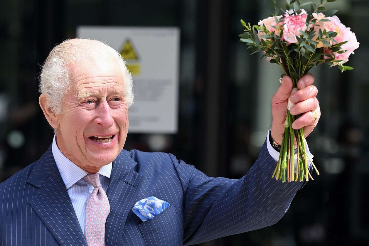 Segun expertos en lenguaje corporal, el rey Carlos III está más que emocionado y feliz por regresar a sus labores