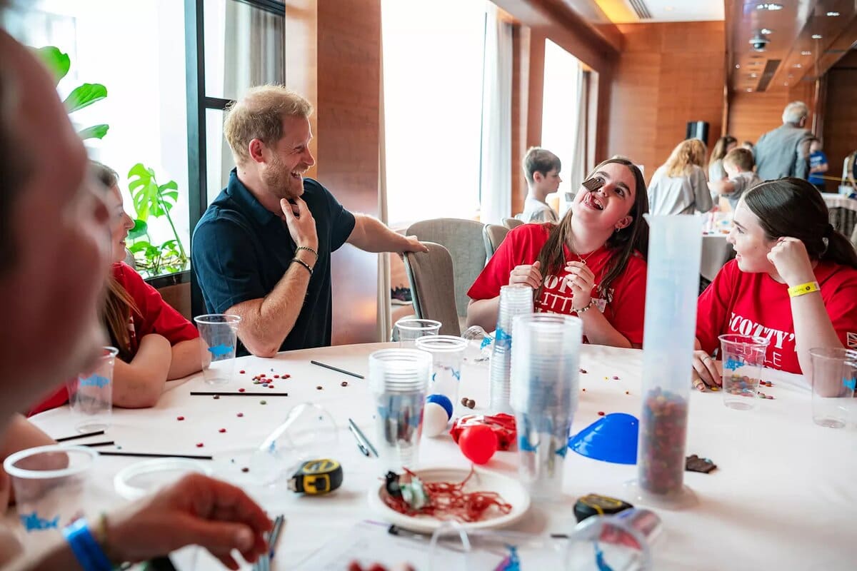 El príncipe Harry visita a hijos de militares fallecidos antes de dejar nuevamente el Reino Unido