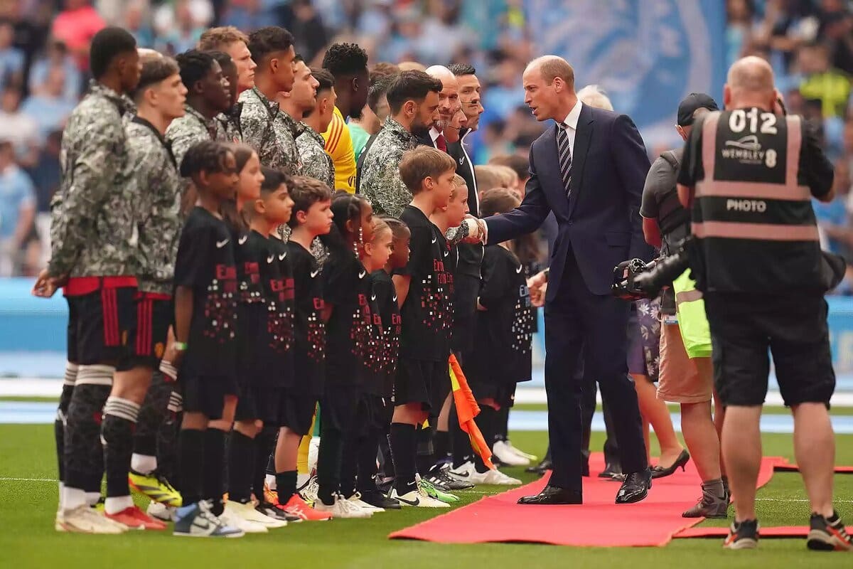 El príncipe William asiste a un partido de fútbol junto al príncipe George tras cancelar sus compromisos reales