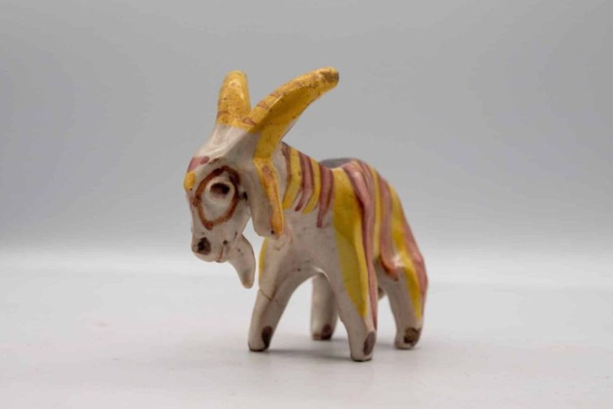 Esta es la cabra de cerámica que creó el rey Carlos III y que se subastó por miles de euros