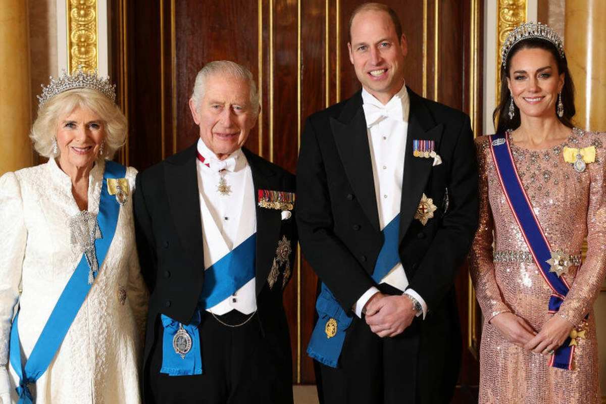 El rey Carlos III y Camilla Parker posan para un nuevo retrato que resultó bastante familiar