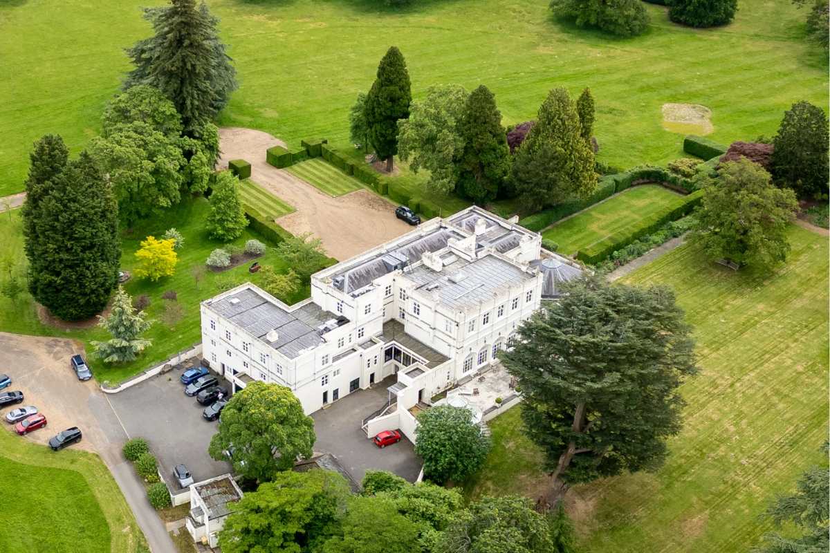 El rey Carlos III quiere desalojar al príncipe Andrés del Royal Lodge por una razón importante, afirma experto