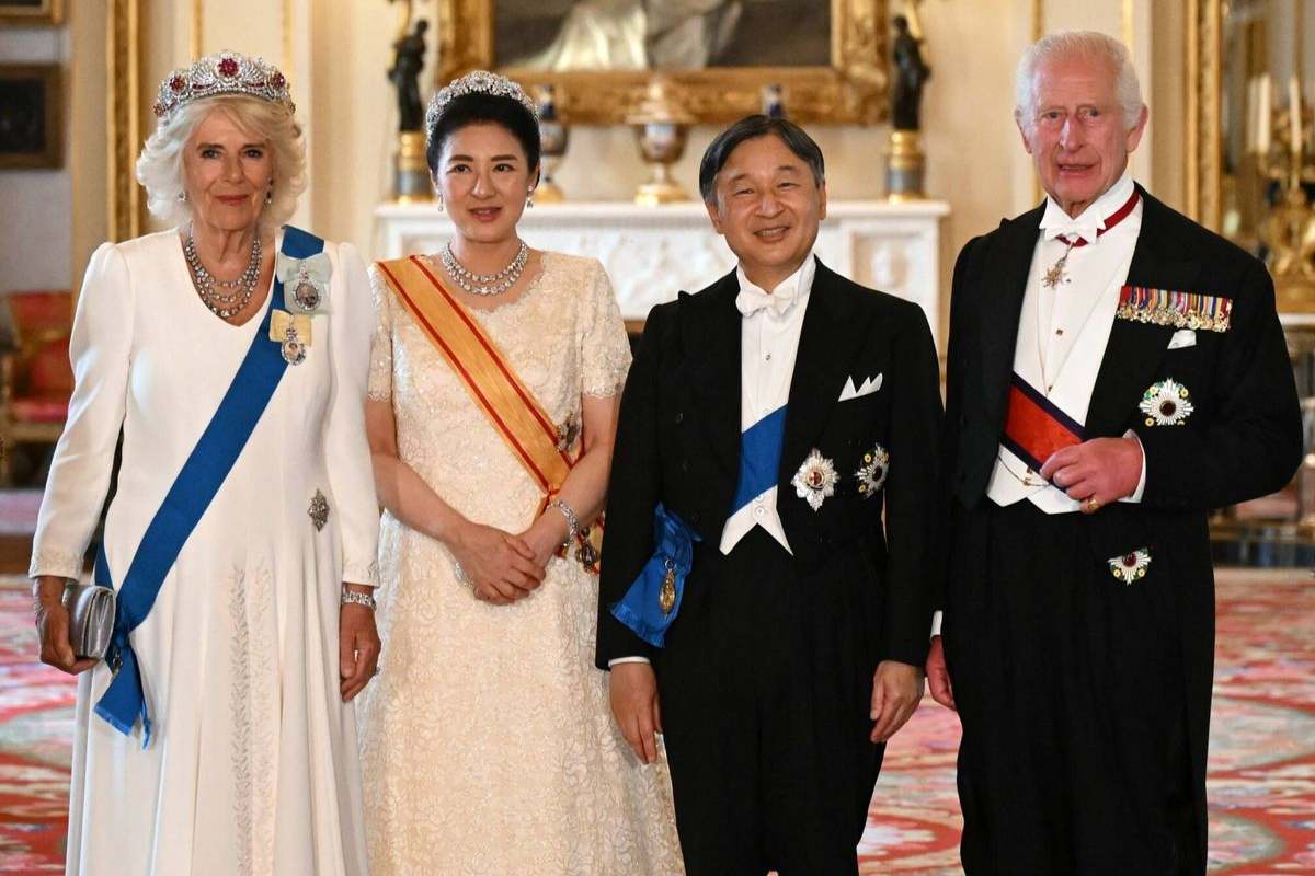 El rey Carlos III y Camilla Parker posan para un nuevo retrato que resultó bastante familiar