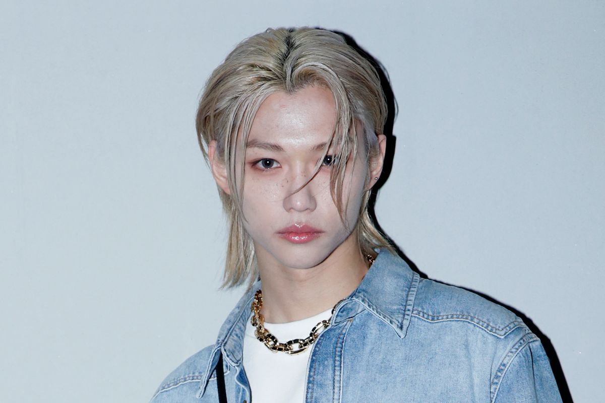 Felix de Stray Kids genera algunas reacciones al revelar que lleva una enorme Biblia en su equipaje