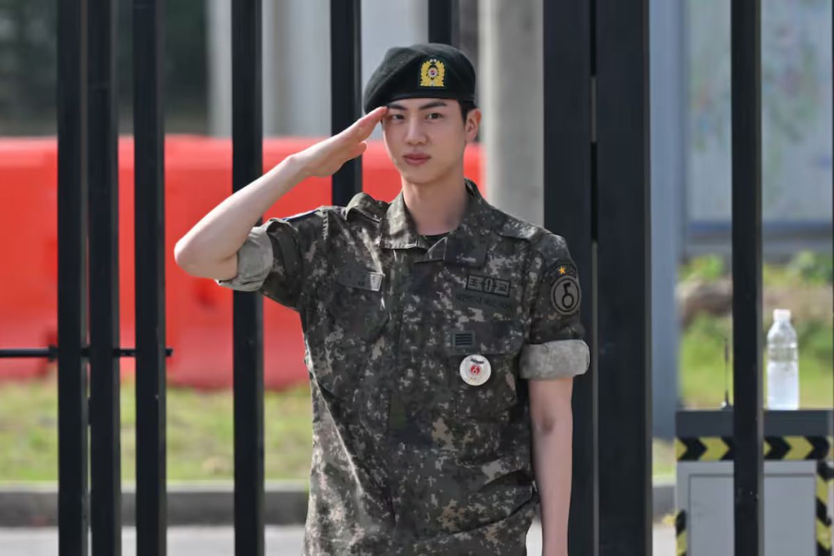 El tweet de la embajada de Estados Unidos en Seúl sobre la baja militar de Jin de BTS provoca críticas