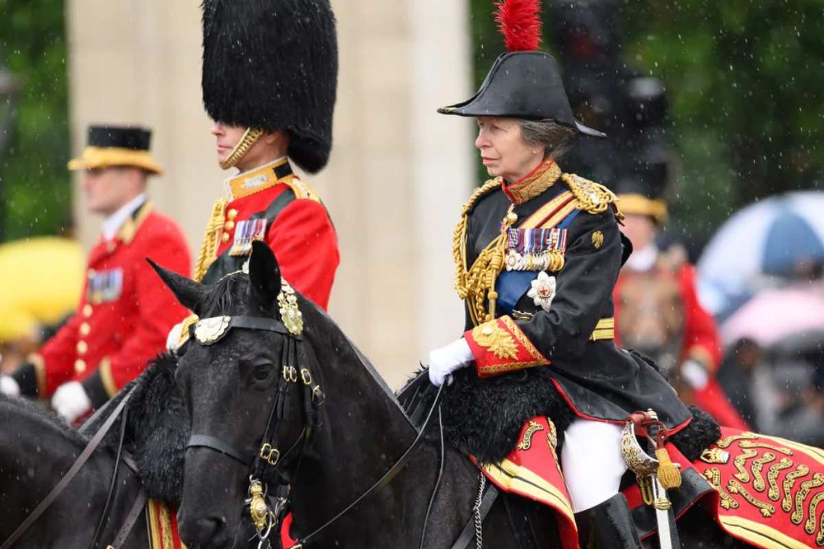 La princesa Ana del Reino Unido es ingresada al hospital por una conmoción cerebral