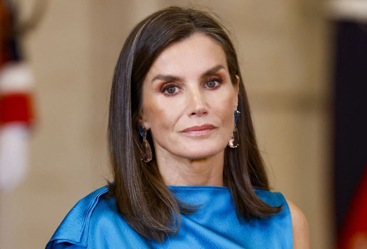 La reina Letizia sigue enferma No pudo soportar el dolor y le toco sentarse en su más reciente evento