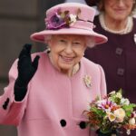 La serie que hizo que la reina Isabel II ‘saltara’ sobre charcos de barro está de aniversario