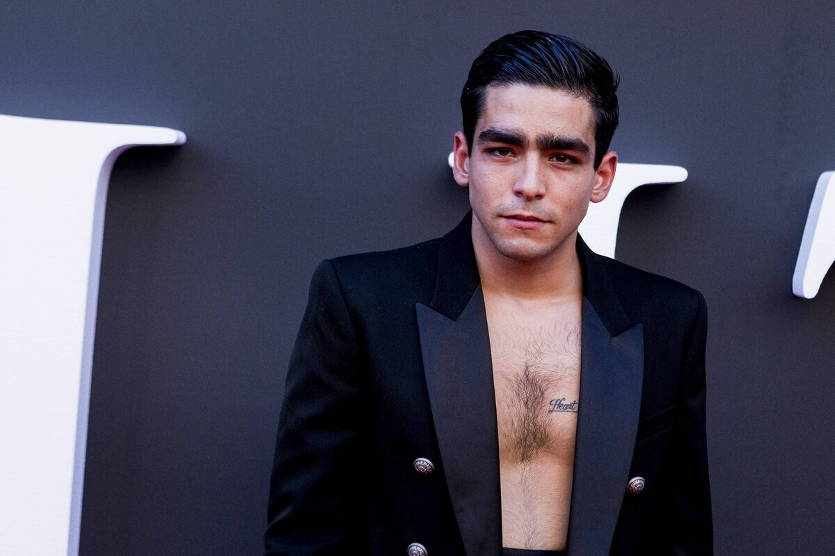 Omar Ayuso, actor de Elite, enciende la Internet al mostrarse como Dios lo trajo al mundo en 'On the go'