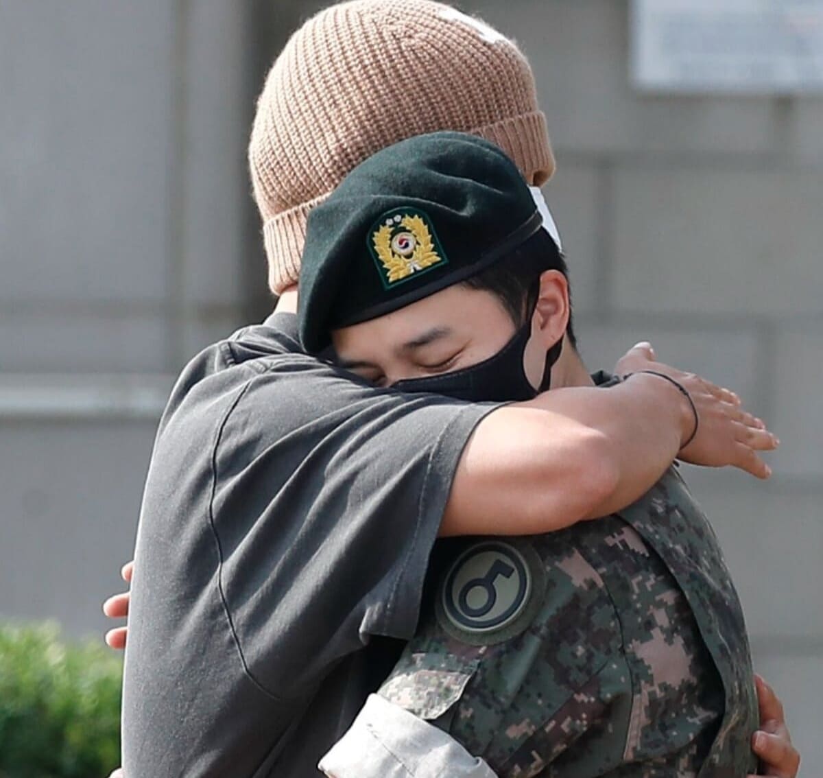 Jimin y V de BTS enamoran a sus fanáticos con un conmovedor abrazo