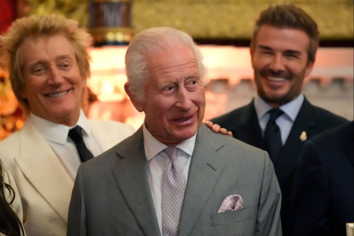 El rey Carlos III reaparece en una fiesta con David Beckham y muestra mejoría en su salud