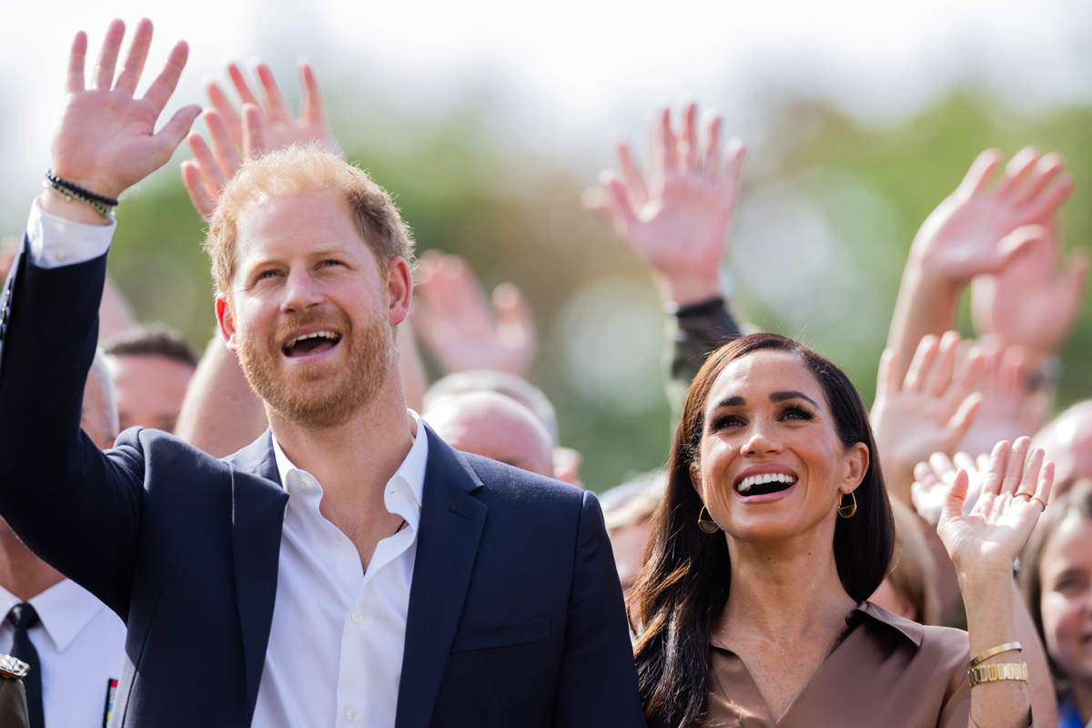 Si al príncipe Harry y a Meghan Markle los despojan de sus títulos reales, sería visto como descortés, afirma experta real