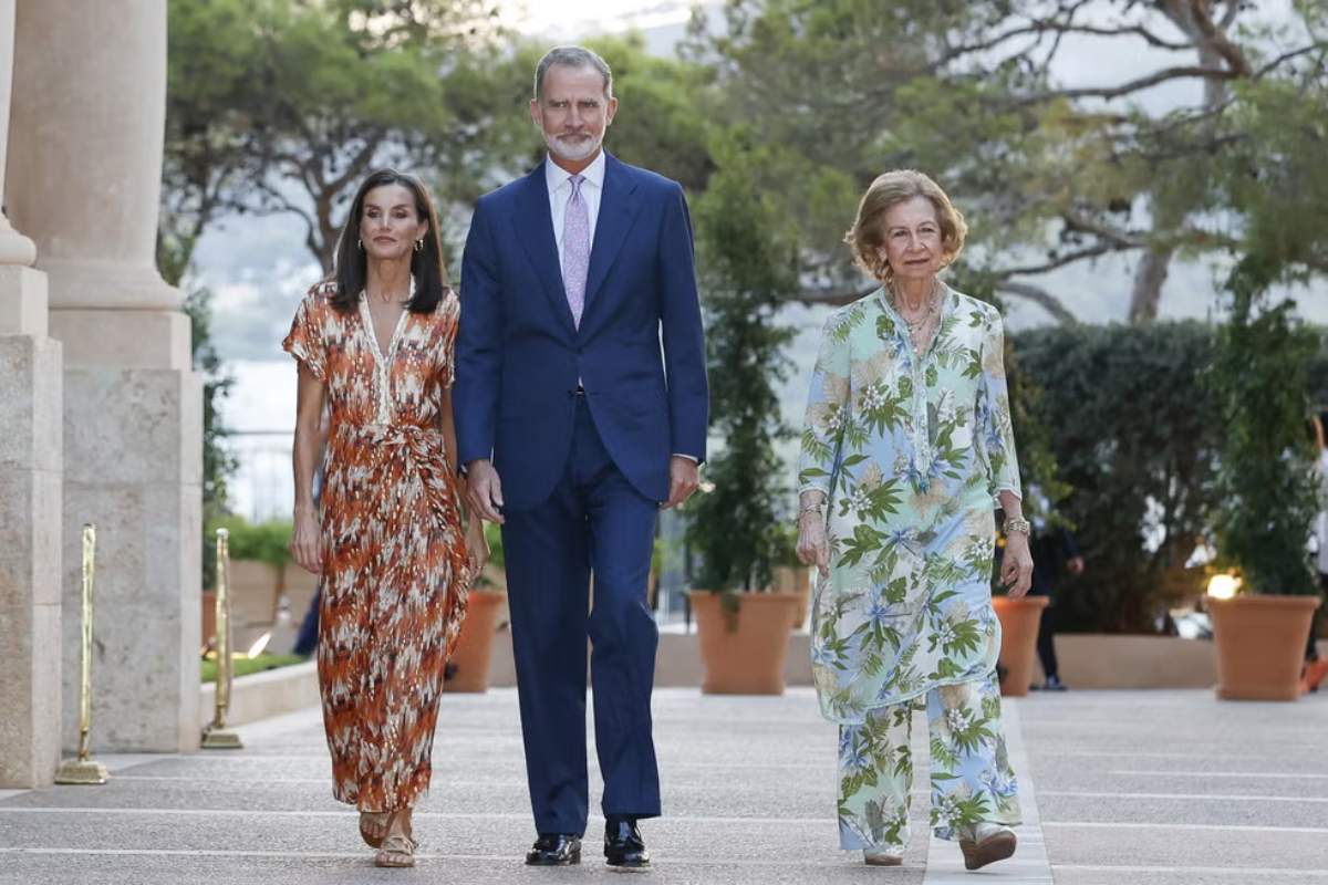 La reina Letizia y la reina Sofía sorprenden con elegantes vestidos estampados