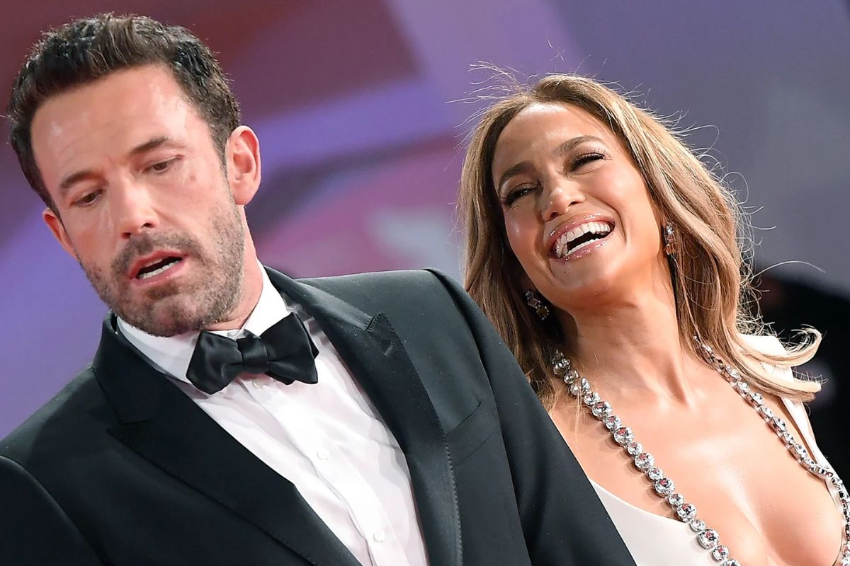 Jennifer Lopez luce su anillo de compromiso nuevamente tras deshacerse de él en medio de sus rumores de divorcio