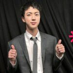 Jin de BTS asiste a la boda de un primo muy guapo y elegante