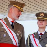 La princesa Leonor se guía del rey Felipe VI en su formación como futura reina de España La princesa Leonor se guía del rey Felipe VI en su formación como futura reina de España