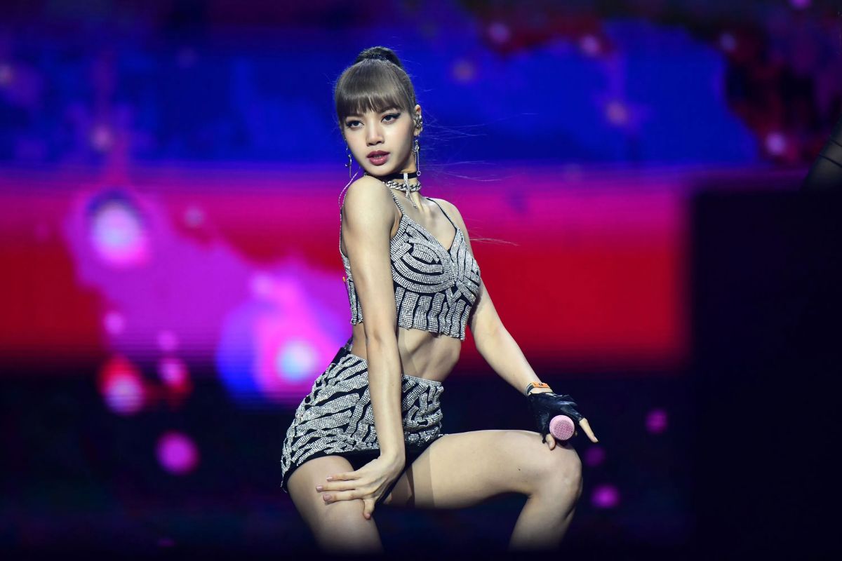 Lisa de BLACKPINK regresa con su icónico flequillo tras convertirse en la embajadora de Louis Vuitton