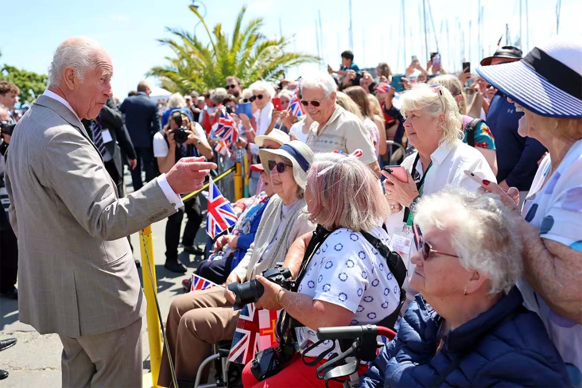 El rey Carlos III recibió un beso de una fan de la realeza de 91 años