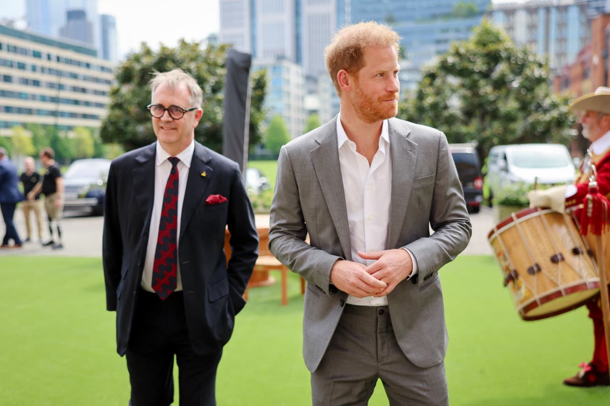 El príncipe Harry "cruzó los límites" al meterse con la reina Camilla, afirma la prensa británica